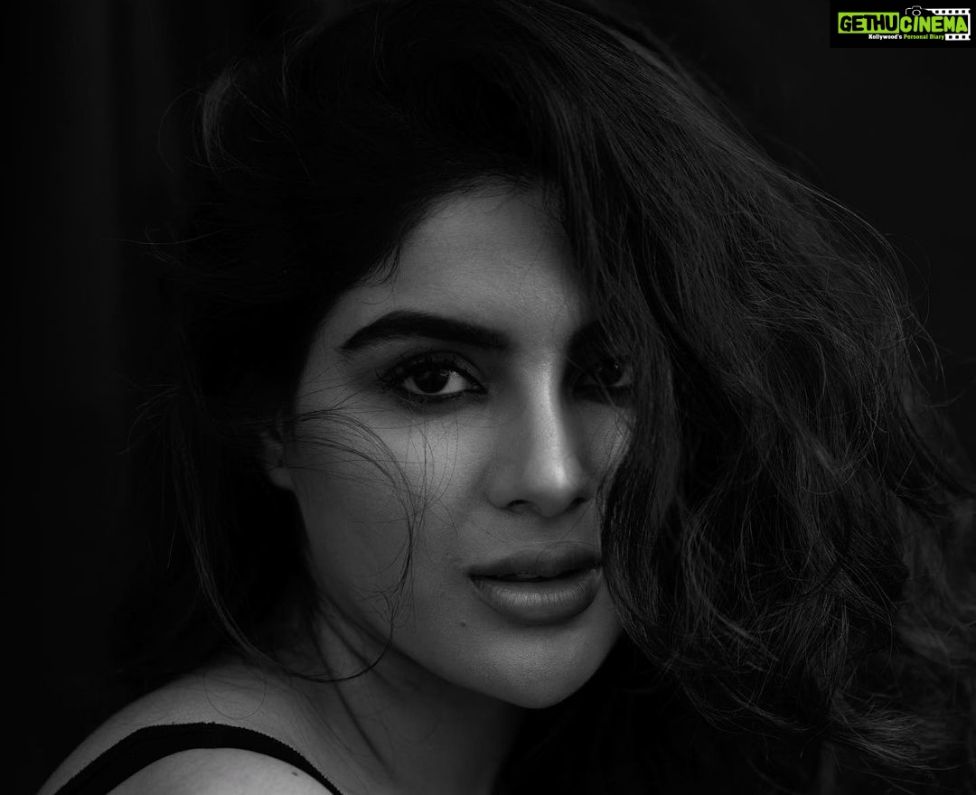 Samyuktha Menon Instagram - I don't believe in playing hard to get. I like to be hard to forget π @akshay.rao.visuals @nehaavchander #blackandwhite #colorless #soulful #tones #undertones #minorscales #grey #greyscales #blackandwhitephotography #b&wphotography #life #journey #findyourself #instasam #samoninsta #talesofsam #iamsamyuktha #girlbuildinganempire #instab&w #portraits #portraitphotography #muse #shadesoflife #photooftheday #black #white #instablack #instawhite
