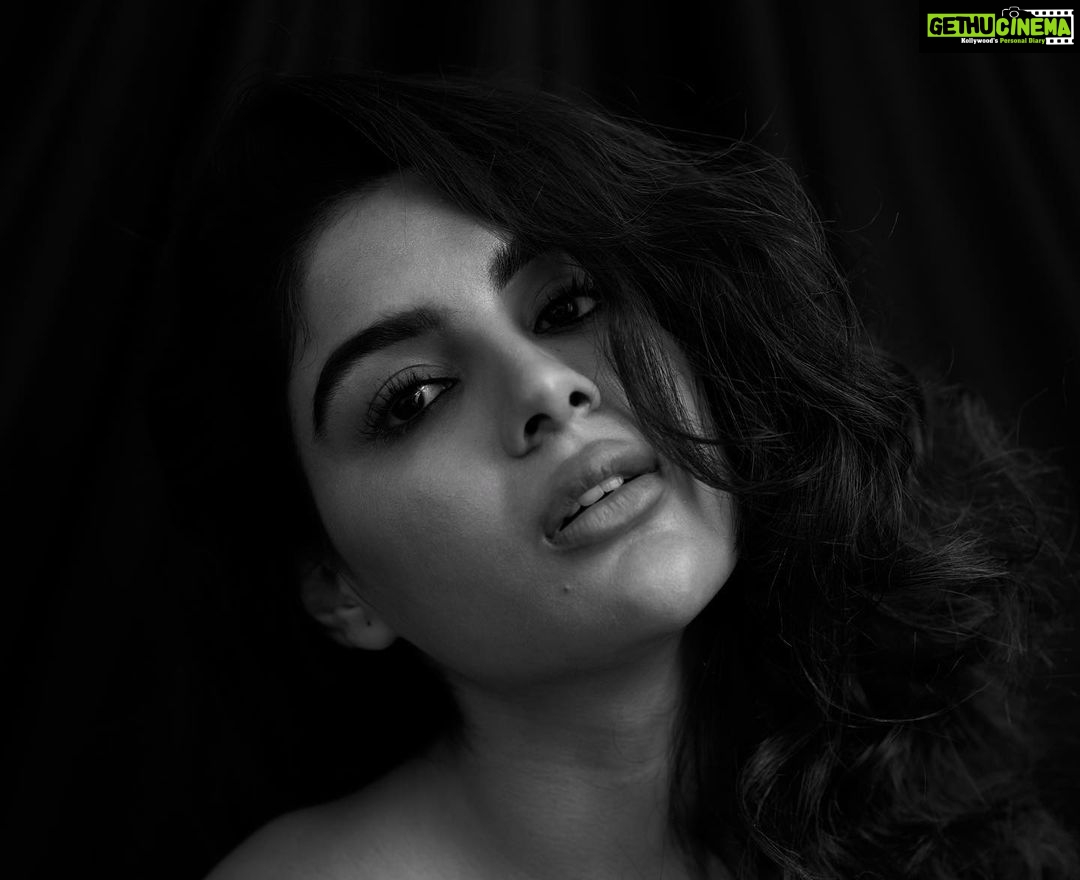 Samyuktha Menon Instagram - I don't believe in playing hard to get. I like to be hard to forget π @akshay.rao.visuals @nehaavchander #blackandwhite #colorless #soulful #tones #undertones #minorscales #grey #greyscales #blackandwhitephotography #b&wphotography #life #journey #findyourself #instasam #samoninsta #talesofsam #iamsamyuktha #girlbuildinganempire #instab&w #portraits #portraitphotography #muse #shadesoflife #photooftheday #black #white #instablack #instawhite