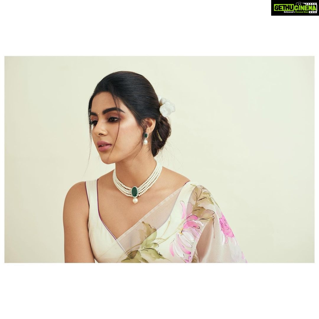 Samyuktha Menon Instagram - Priceless, Limitless and Savage - A queen always dresses to kill, but tastefully π₯π πΈ @akshay.rao.visuals In @surbhisoniindia @the_jewel_gallery MUA @nehaavchander Styled by @raji.raaga09 #fierce #fire #tasteful #kill #dressup #instalike #thequeen #queenlike #queen #royal #floral #success #smile #instaqueen #instaprints #potraitphotography #potraits #damsel #happiness #samoninsta #talesofsam #instasam #iamsamyuktha #instamood #filmfare #sareelove #sareepic #saree #instasaree #ootd