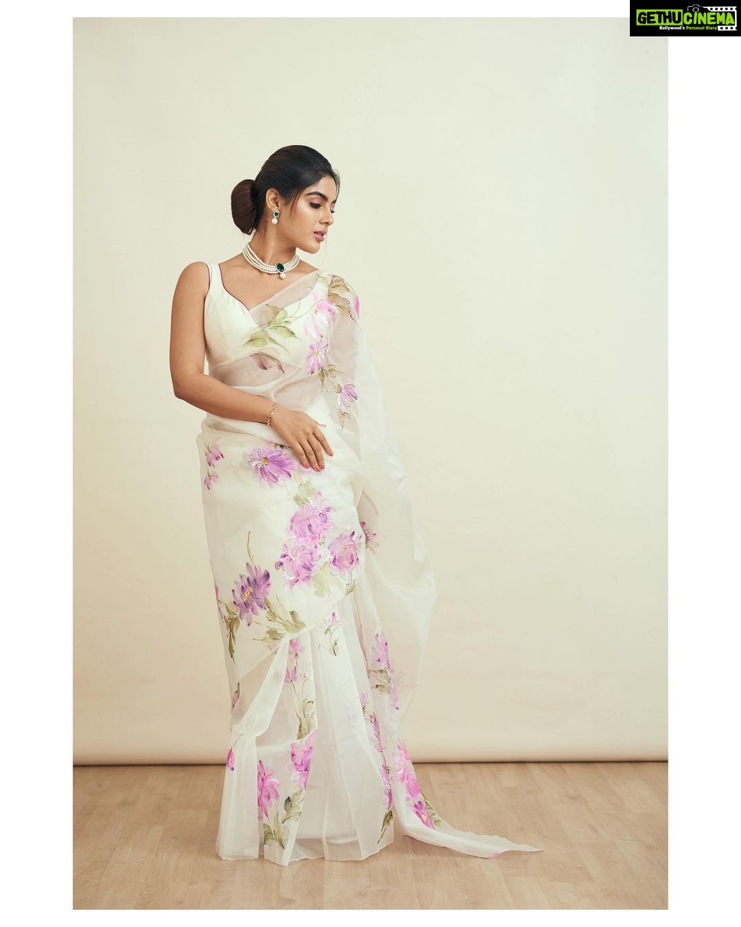 Samyuktha Menon Instagram - Priceless, Limitless and Savage - A queen always dresses to kill, but tastefully π₯π πΈ @akshay.rao.visuals In @surbhisoniindia @the_jewel_gallery MUA @nehaavchander Styled by @raji.raaga09 #fierce #fire #tasteful #kill #dressup #instalike #thequeen #queenlike #queen #royal #floral #success #smile #instaqueen #instaprints #potraitphotography #potraits #damsel #happiness #samoninsta #talesofsam #instasam #iamsamyuktha #instamood #filmfare #sareelove #sareepic #saree #instasaree #ootd