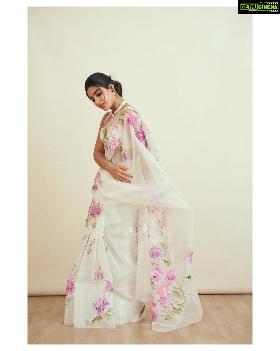 Samyuktha Menon Instagram - Priceless, Limitless and Savage - A queen always dresses to kill, but tastefully π₯π πΈ @akshay.rao.visuals In @surbhisoniindia @the_jewel_gallery MUA @nehaavchander Styled by @raji.raaga09 #fierce #fire #tasteful #kill #dressup #instalike #thequeen #queenlike #queen #royal #floral #success #smile #instaqueen #instaprints #potraitphotography #potraits #damsel #happiness #samoninsta #talesofsam #instasam #iamsamyuktha #instamood #filmfare #sareelove #sareepic #saree #instasaree #ootd