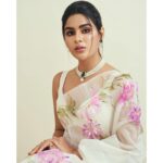 Samyuktha Menon Instagram - Priceless, Limitless and Savage - A queen always dresses to kill, but tastefully 🔥😊 📸 @akshay.rao.visuals In @surbhisoniindia @the_jewel_gallery MUA @nehaavchander Styled by @raji.raaga09 #fierce #fire #tasteful #kill #dressup #instalike #thequeen #queenlike #queen #royal #floral #success #smile #instaqueen #instaprints #potraitphotography #potraits #damsel #happiness #samoninsta #talesofsam #instasam #iamsamyuktha #instamood #filmfare #sareelove #sareepic #saree #instasaree #ootd