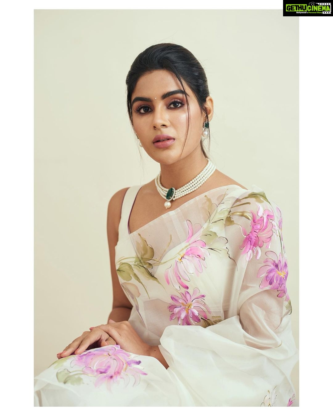 Samyuktha Menon Instagram - Priceless, Limitless and Savage - A queen always dresses to kill, but tastefully π₯π πΈ @akshay.rao.visuals In @surbhisoniindia @the_jewel_gallery MUA @nehaavchander Styled by @raji.raaga09 #fierce #fire #tasteful #kill #dressup #instalike #thequeen #queenlike #queen #royal #floral #success #smile #instaqueen #instaprints #potraitphotography #potraits #damsel #happiness #samoninsta #talesofsam #instasam #iamsamyuktha #instamood #filmfare #sareelove #sareepic #saree #instasaree #ootd