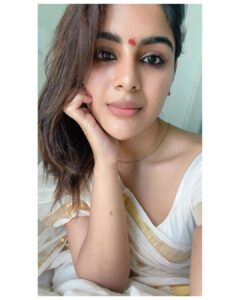 Samyuktha Menon Instagram - എല്ലാരും സദ്യ കഴിക്കാൻ റെഡി അല്ലെ ! 😍 Happy Onam Fam 🌸❤️✨ #classic #style #subtle #trendsetter #beone #illusion #tradition #permanance #modern #old #golden #gorgeous #sareelove #onam #kerala #keralagram #instawow #saree #instalook #ootd #talesofsam #girlbuildinganempire #samoninsta #instamood #happyonam #instalove #instaonam #spiritofonam #roots #onamvibes