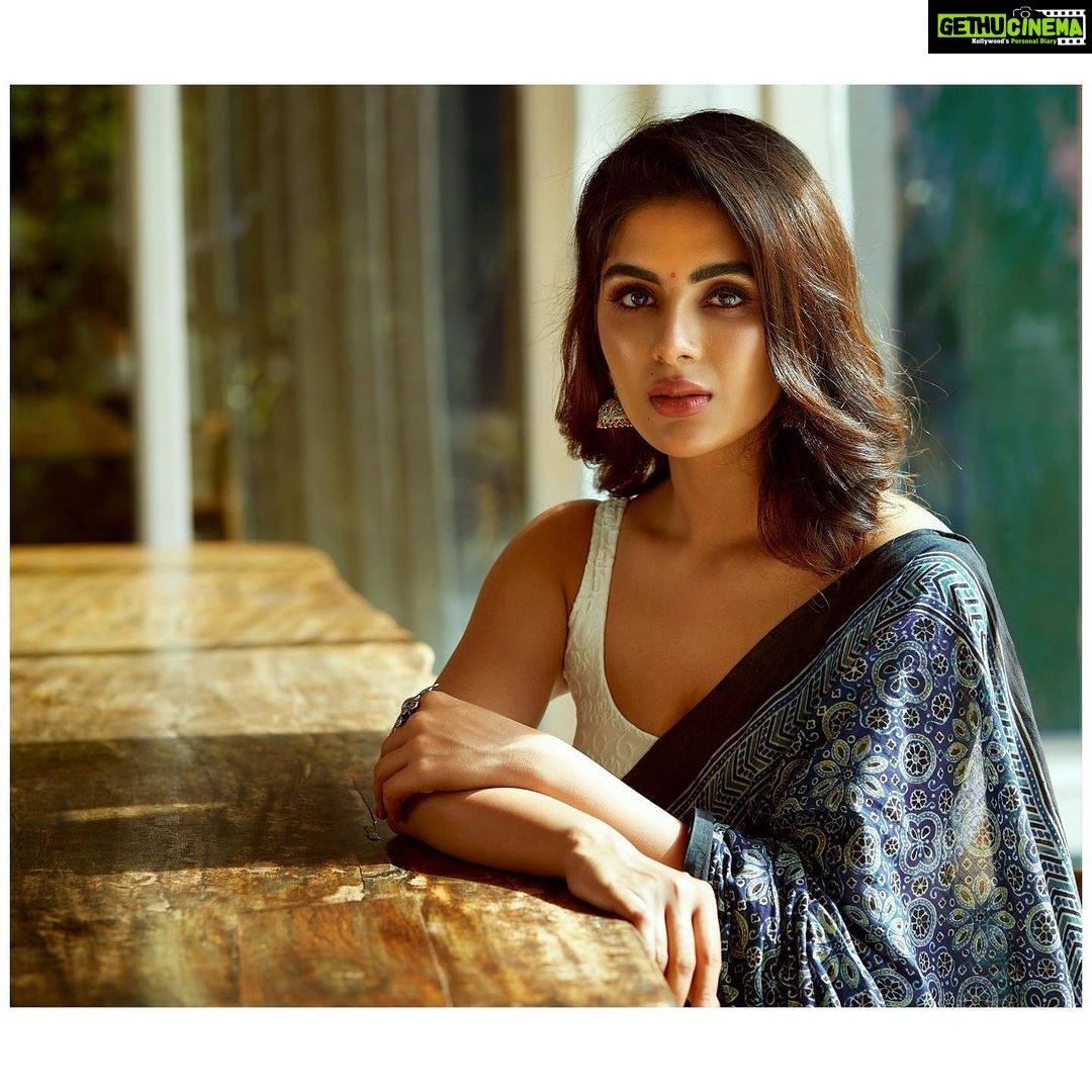 Samyuktha Menon Instagram - Remaining Classic in a World full of Trends, for Tradition is also an illusion of Permanance ✨ @aghil_menon @sajithandsujith #classic #style #subtle #trendsetter #beone #illusion #tradition #permanance #modern #old #golden #gorgeous #print #sareelove #onam #kerala #keralagram #instawow #saree #instalook #ootd #talesofsam #girlbuildinganempire #samoninsta #instamood #happyonam #instalove #instaonam #spiritofonam #roots