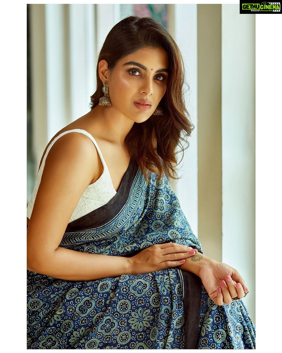 Samyuktha Menon Instagram - Remaining Classic in a World full of Trends, for Tradition is also an illusion of Permanance ✨ #classic #style #subtle #trendsetter #beone #illusion #tradition #permanance #modern #old #golden #gorgeous #print #sareelove #onam #kerala #keralagram #instawow #saree #instalook #ootd #talesofsam #girlbuildinganempire #samoninsta #instamood #happyonam #instalove #instaonam #spiritofonam #roots Le Méridien Kochi