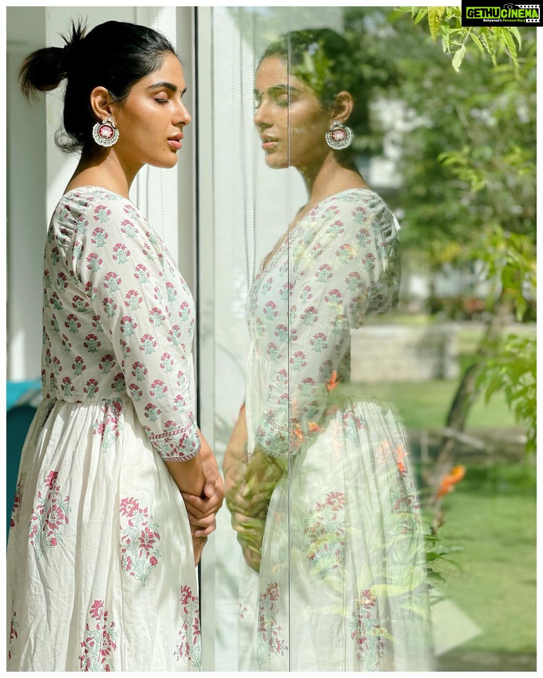 Samyuktha Menon Instagram - Peek-a-boo at the windows to my soul 💚 Wearing @theloom.in Captured by @faizsiddik 🤗🤗 #peekaboo #windows #soul #iamsam #talesofsam #samoninsta #heythere #sayhello #sayhi #coloursofinsta #instamood #floral #white #huesoflife #musings #standstill #breathe #wowsome #finding #searching #epic #instadaily #photooftheday #instaclouds #flyhigh