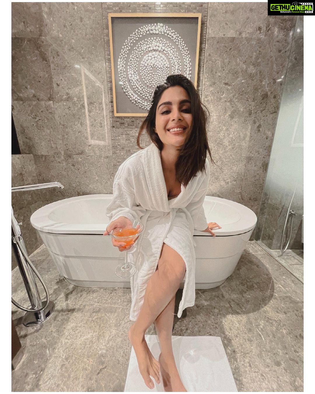 Samyuktha Menon Instagram - ✨And then just before Sunrise ..there is Stardust ✨ What do you think made the babe in robes burst into that loud laughter ? 😄 #soiree #stardust #laughter #stories #story #instatales #samoninsta #instsam #samfam #white #creamywhite #martini #martinilove #goldenglimpse #goldenglow #lifegoals #commentbelow #yourstories #imagination #instafun #instacool #kewl #bathrobe #robe #babeinbathrobe #instamood #toohottohandle #samyuktha #moira #schittscreek