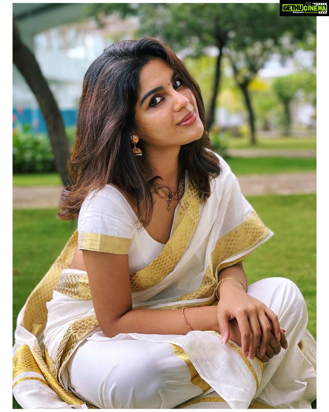 Samyuktha Menon Instagram - LOVE 📷 @faizsiddik #love #luv #instalove #subtle #stunning #saree #instamood #sareelove #keralasaree #samoninsta #samfam #talesofsam #killthemwithsuccess #burythemwithsmile #flow #sultry #instawhite #traditional #stylish #thumbstopper #weekendstunner