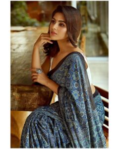 Samyuktha Menon Instagram - Remaining Classic in a World full of Trends, for Tradition is also an illusion of Permanance ✨ #classic #style #subtle #trendsetter #beone #illusion #tradition #permanance #modern #old #golden #gorgeous #print #sareelove #onam #kerala #keralagram #instawow #saree #instalook #ootd #talesofsam #girlbuildinganempire #samoninsta #instamood #happyonam #instalove #instaonam #spiritofonam #roots