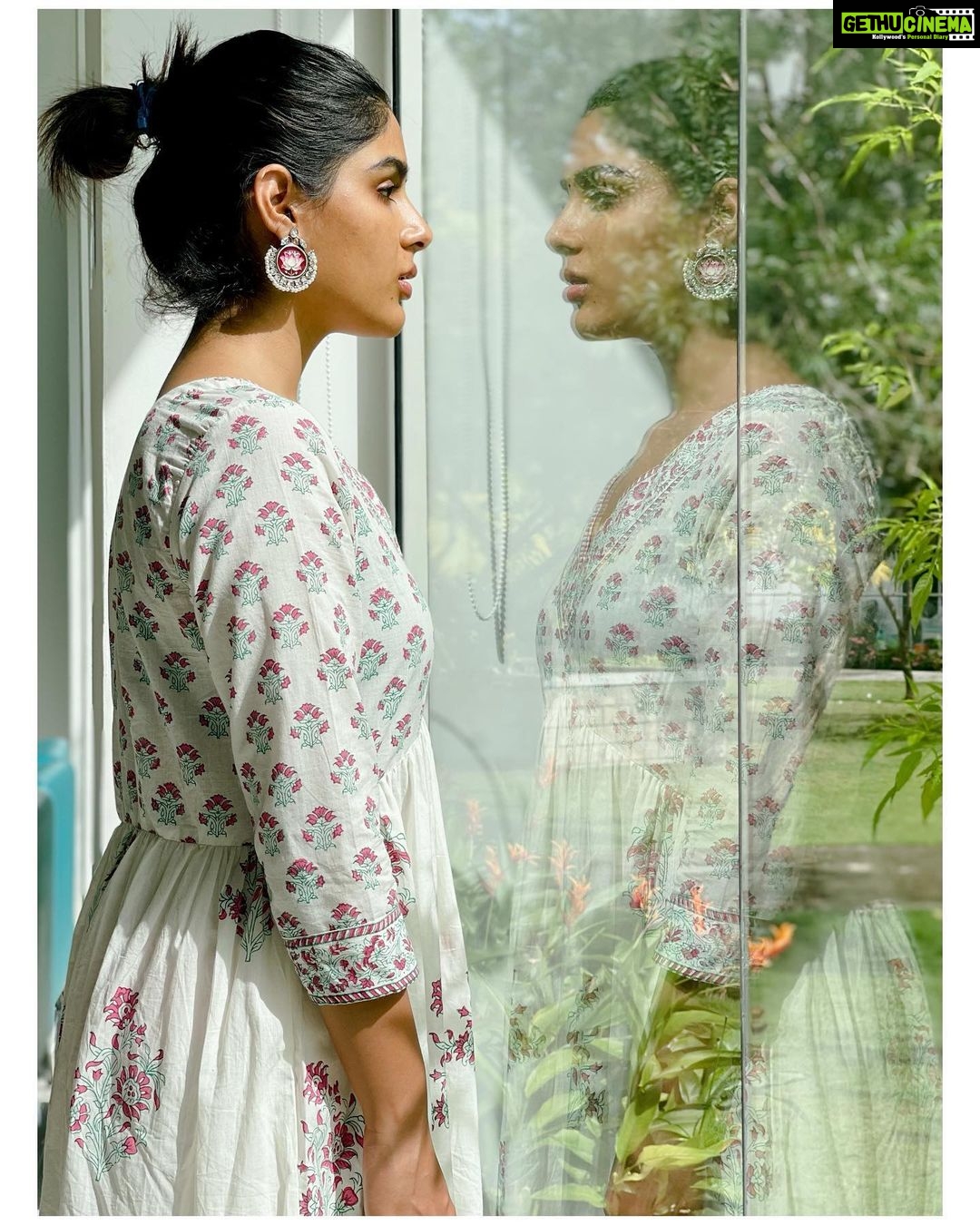 Samyuktha Menon Instagram - Peek-a-boo at the windows to my soul 💚 Wearing @theloom.in Captured by @faizsiddik 🤗🤗 #peekaboo #windows #soul #iamsam #talesofsam #samoninsta #heythere #sayhello #sayhi #coloursofinsta #instamood #floral #white #huesoflife #musings #standstill #breathe #wowsome #finding #searching #epic #instadaily #photooftheday #instaclouds #flyhigh