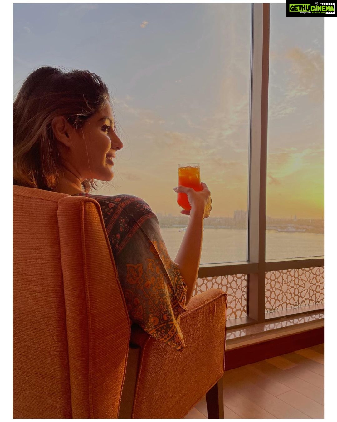 Samyuktha Menon Instagram - Gulping down the Gorgeous Golden Hour with a Glee 😊✨ Wearing @theboozybutton Captured by : @hrushee_ @neethungeo #goldenhour #glee #gorgeous #sunset #queen #kochi #hyaat #samoninsta #talesofsam #samfam #oranges #peaches #happiness #instasmile #cantstopsmiling #blueskies #backwaters #keralagram #mallugram #instadaily #sunsetpictures #kaftan #hustleandchill #hustler #lifegoals