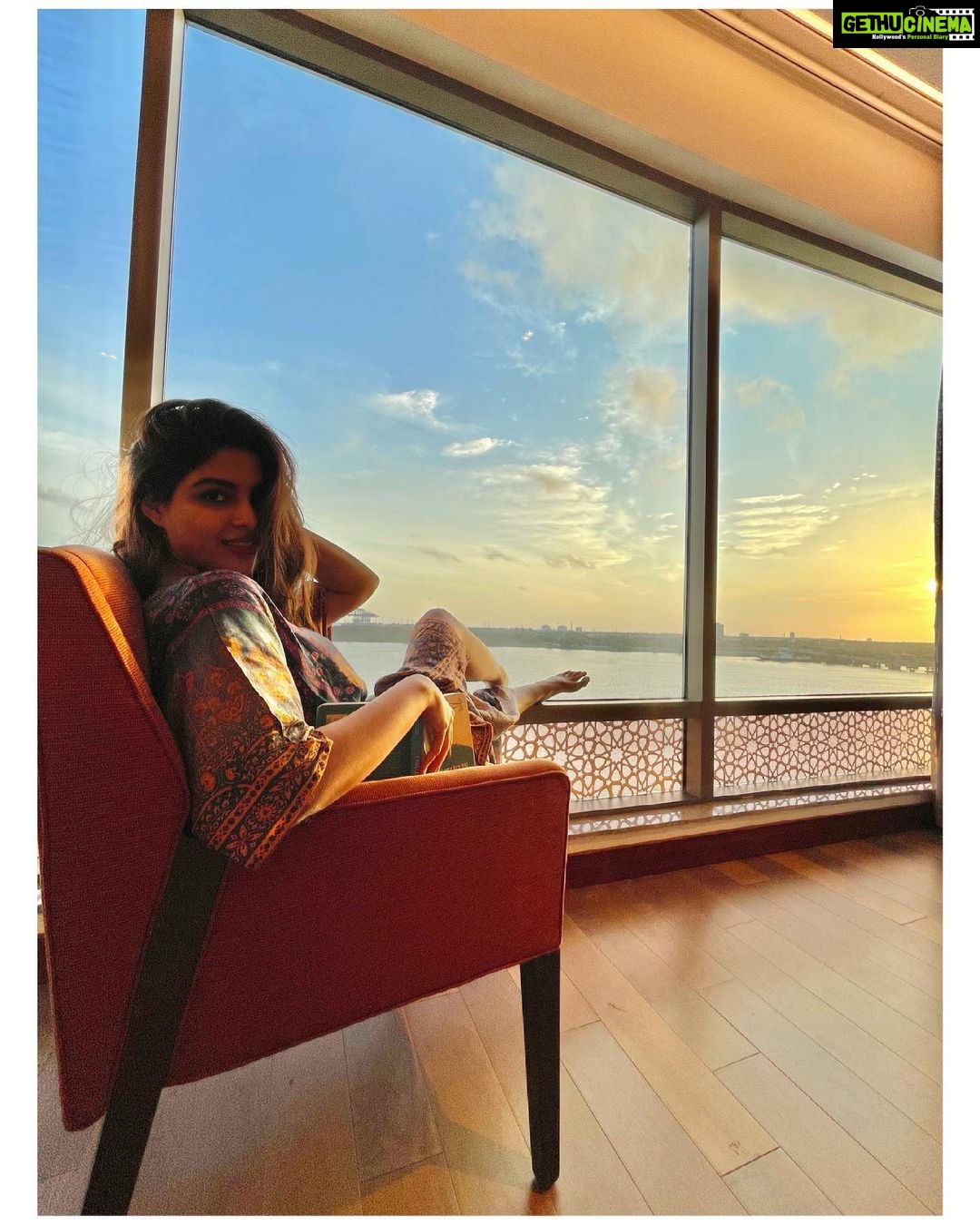 Samyuktha Menon Instagram - Gulping down the Gorgeous Golden Hour with a Glee 😊✨ Wearing @theboozybutton Captured by : @hrushee_ @neethungeo #goldenhour #glee #gorgeous #sunset #queen #kochi #hyaat #samoninsta #talesofsam #samfam #oranges #peaches #happiness #instasmile #cantstopsmiling #blueskies #backwaters #keralagram #mallugram #instadaily #sunsetpictures #kaftan #hustleandchill #hustler #lifegoals