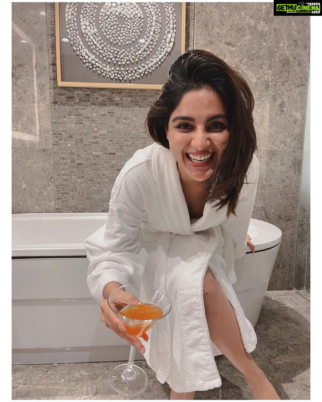 Samyuktha Menon Instagram - ✨And then just before Sunrise ..there is Stardust ✨ What do you think made the babe in robes burst into that loud laughter ? 😄 #soiree #stardust #laughter #stories #story #instatales #samoninsta #instsam #samfam #white #creamywhite #martini #martinilove #goldenglimpse #goldenglow #lifegoals #commentbelow #yourstories #imagination #instafun #instacool #kewl #bathrobe #robe #babeinbathrobe #instamood #toohottohandle #samyuktha #moira #schittscreek
