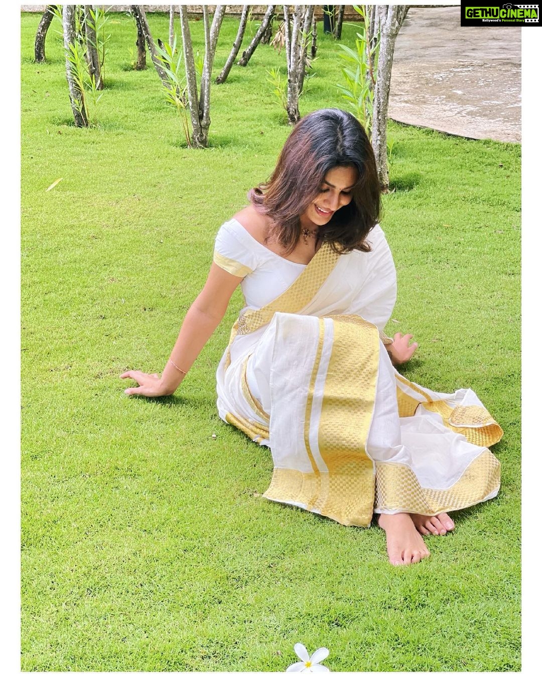 Samyuktha Menon Instagram - Gentle but High on Self ❤️ Knowing it and being ..what else is happiness ✨ 📷 @faizsiddik #talesofsam #musings #sundayvibes #samoninsta #samfam #loveandlight #stardust #fairydust #sundayfunday #insta #thegram #highonlife #selflove #flow #magic #secretsofsuccess #instamood #instadaily #instasaree #sareelove #keralasaree