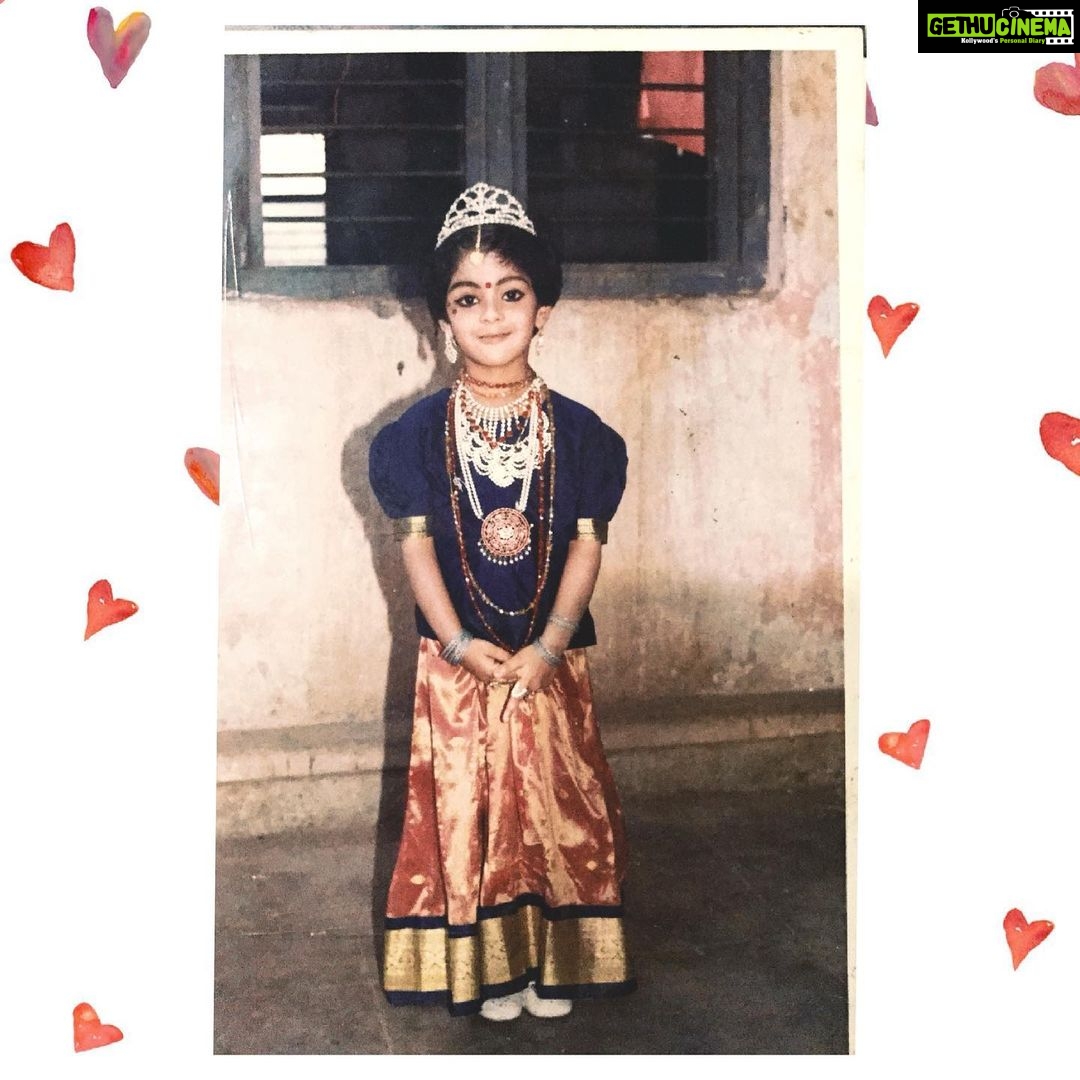 Samyuktha Menon Instagram - June 1st !! ഇക്കുറിയും എല്ലാം ഓണ്ലൈൻ ആണെങ്കിലും സ്കൂളിലേക്ക് തിരിച്ചെത്തുന്ന മിന്നും താരങ്ങൾക്ക് എന്റെ ആശംസകൾ ! ❤️ ഈ മിടുക്കിയായ സ്കൂൾ കുട്ടിയെ പരിചയമുണ്ടോ എന്ന് നോക്കിക്കേ 🤓 #schooldays #throwback #schoolmemories #schooltime #schoolreopening #memoryrush #nostalgia #funnyolddays #prettygirl #littlegirl #downthemmemorylane #thebesttime #munchkins #instakids #instaschool #throwback #throwbacktuesday #happytimes #children #june1 #schoolreopening #havefun #lovetoall