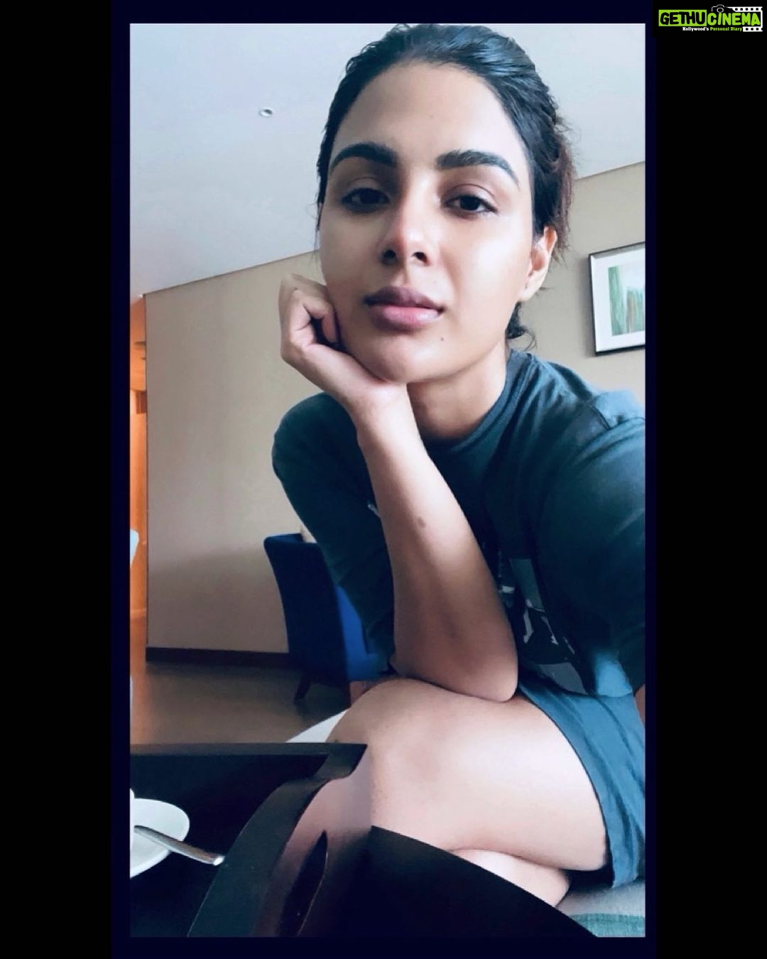 Samyuktha Menon Instagram - Sunday funday or Not ? 😊 Hope all of you are home and safe ! #selfie #instaselfie #selfielove #stayhome #staysafe #lockdownselfie #instahome #sundayvibes #sundaymood #sundayfunday #howareyouall #letshanginthere #instadaily #instasunday