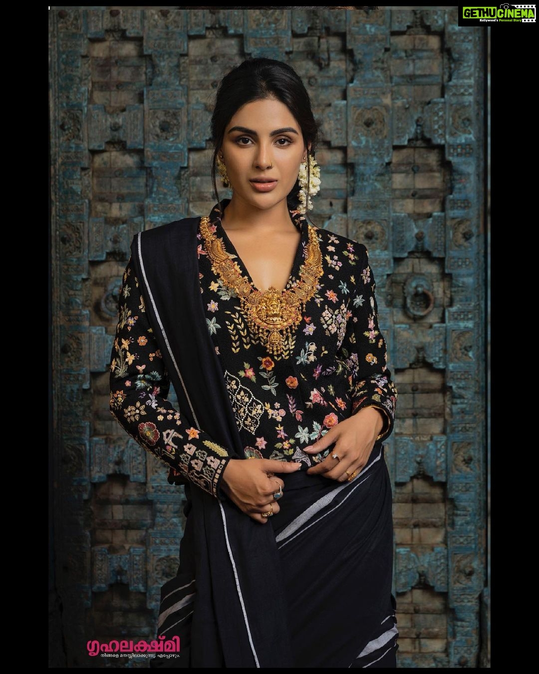 Samyuktha Menon Instagram - Knowing No fear, daring to blossom even at the very edge of despair.. It strengthens and secretly feeds your promise to yourself..and finally it lifts you up. It is all we need now ..all we got to trust on ..it is HOPE ! ~~~~ Shoot for : Grihalakshmi @grihalakshmi_ Photography : Hansraj Dochaniya @hansrajdochaniya Styling : Malkeet Singh @curled.jpg Hair & Make Up : Suzzane Kurian @makeupsuze Sari : Usha from Vidhi by Save The Loom @savetheloom_org , @savetheloomstore Jacket : Rahul Mishra @rahulmishra_7 Jewellery : TT Devassy Kunnamkulam @ttdevassy Production : Save The Loom @savetheloom_org #savetheloom #vidhi #handloom #handwoven #handcrafted #indianfashion #handmadeindia #chendamangalam #sari #saree #kerala #samyuktha #samoninsta #keralahandloom #kaithari #grihalakshmi #instareels #1M #fashioninsta #hope #hopeisagoodthing