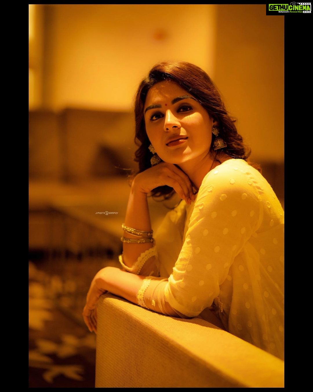 Samyuktha Menon Instagram - A Yelloads of Happiness 💛 Wearing @theloom.in Hair @suluhairstylist #loadsofhappiness #happiness #yellow #divine #samoninsta #instahappy #instadaily #instamood #instayellow PC @decibelhost_