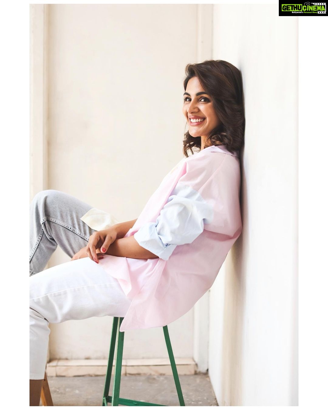 Samyuktha Menon Instagram - Hustle.. Unsettle.. And Push the world around you to not stop wanting. Photography : @tarunkoliyot Hair : @prakatwork Wearing : @bershka ( styled by me π) #imlovingit #mystory #neversettle #dreamgirl #instasexy #instacool #pastel #workisbae #goforthestars #hustle #instafun #samoninsta #instawow