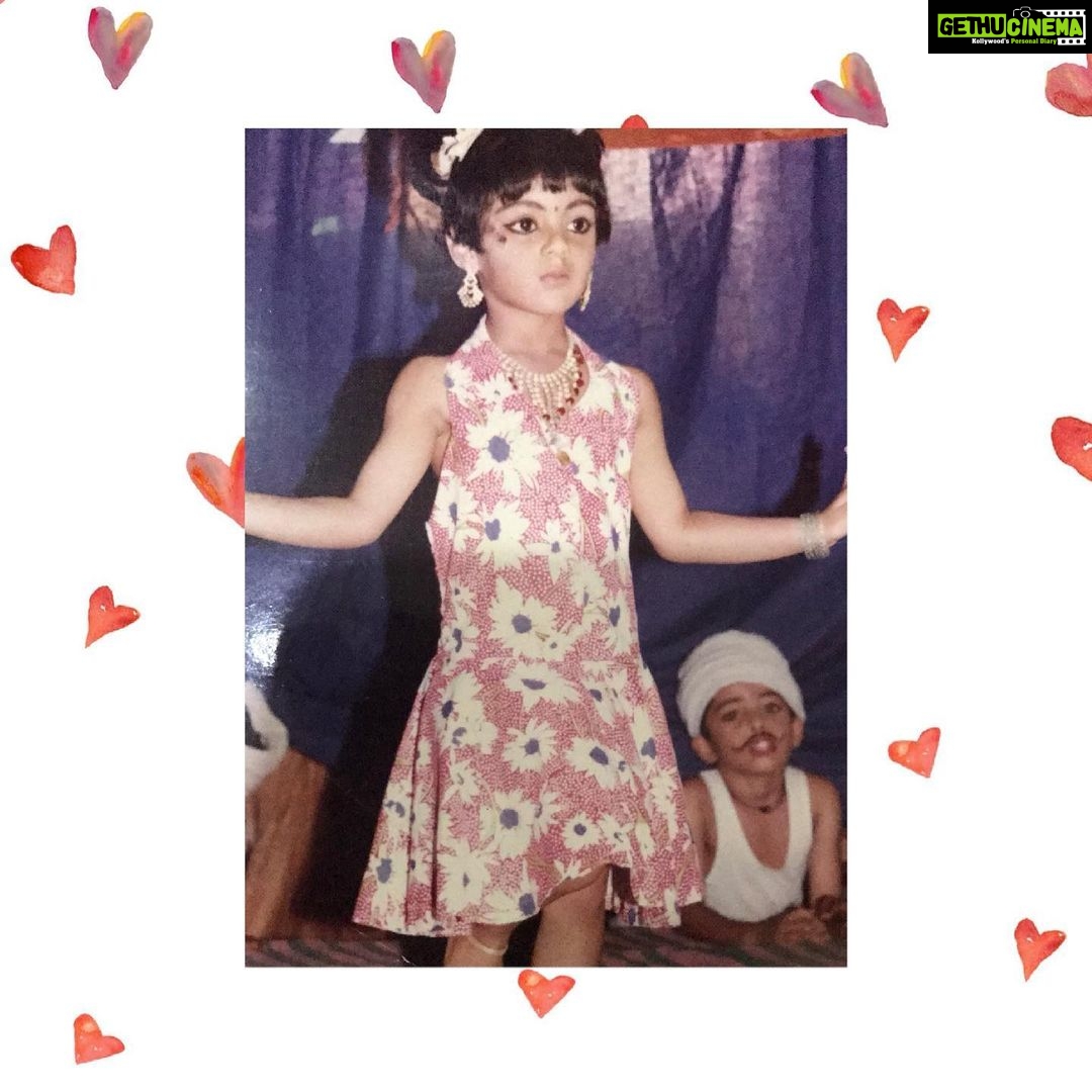 Samyuktha Menon Instagram - June 1st !! ഇക്കുറിയും എല്ലാം ഓണ്ലൈൻ ആണെങ്കിലും സ്കൂളിലേക്ക് തിരിച്ചെത്തുന്ന മിന്നും താരങ്ങൾക്ക് എന്റെ ആശംസകൾ ! ❤️ ഈ മിടുക്കിയായ സ്കൂൾ കുട്ടിയെ പരിചയമുണ്ടോ എന്ന് നോക്കിക്കേ 🤓 #schooldays #throwback #schoolmemories #schooltime #schoolreopening #memoryrush #nostalgia #funnyolddays #prettygirl #littlegirl #downthemmemorylane #thebesttime #munchkins #instakids #instaschool #throwback #throwbacktuesday #happytimes #children #june1 #schoolreopening #havefun #lovetoall