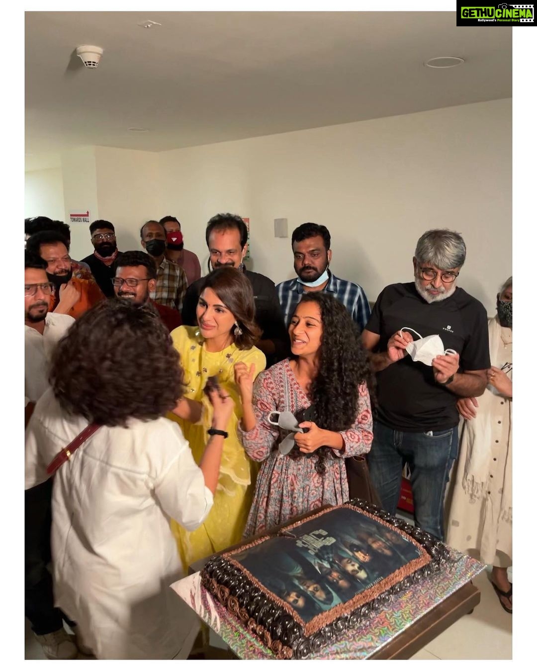 Samyuktha Menon Instagram - 3 Epic Movies. 3 Epic Makers 3 Epic Characters. Aanum Pennum has been a soul filling journey, that I would retake any time in life. Presenting Savithri along with starwalt performers like Parvathy who poetically recreated Rachiyamma and Darshana who played Rani with absolute ease makes me unexplainably happy and satisfied as an actor. @par_vathy @darshanarajendran Aanum Pennum is close to heart ❤️ Wearing @theloom.in #happy #blessed #malayalamcinema #aanumpennum #comrade #memories #closetoheart #instasmile #instagood #instawow #samoninsta #malayalammovies