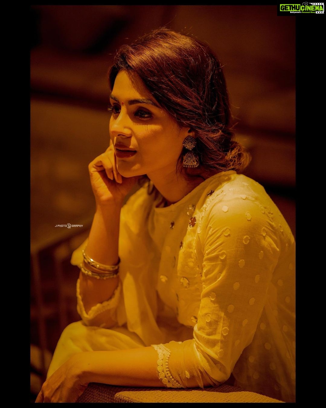 Samyuktha Menon Instagram - A Yelloads of Happiness 💛 Wearing @theloom.in Hair @suluhairstylist #loadsofhappiness #happiness #yellow #divine #samoninsta #instahappy #instadaily #instamood #instayellow PC @decibelhost_