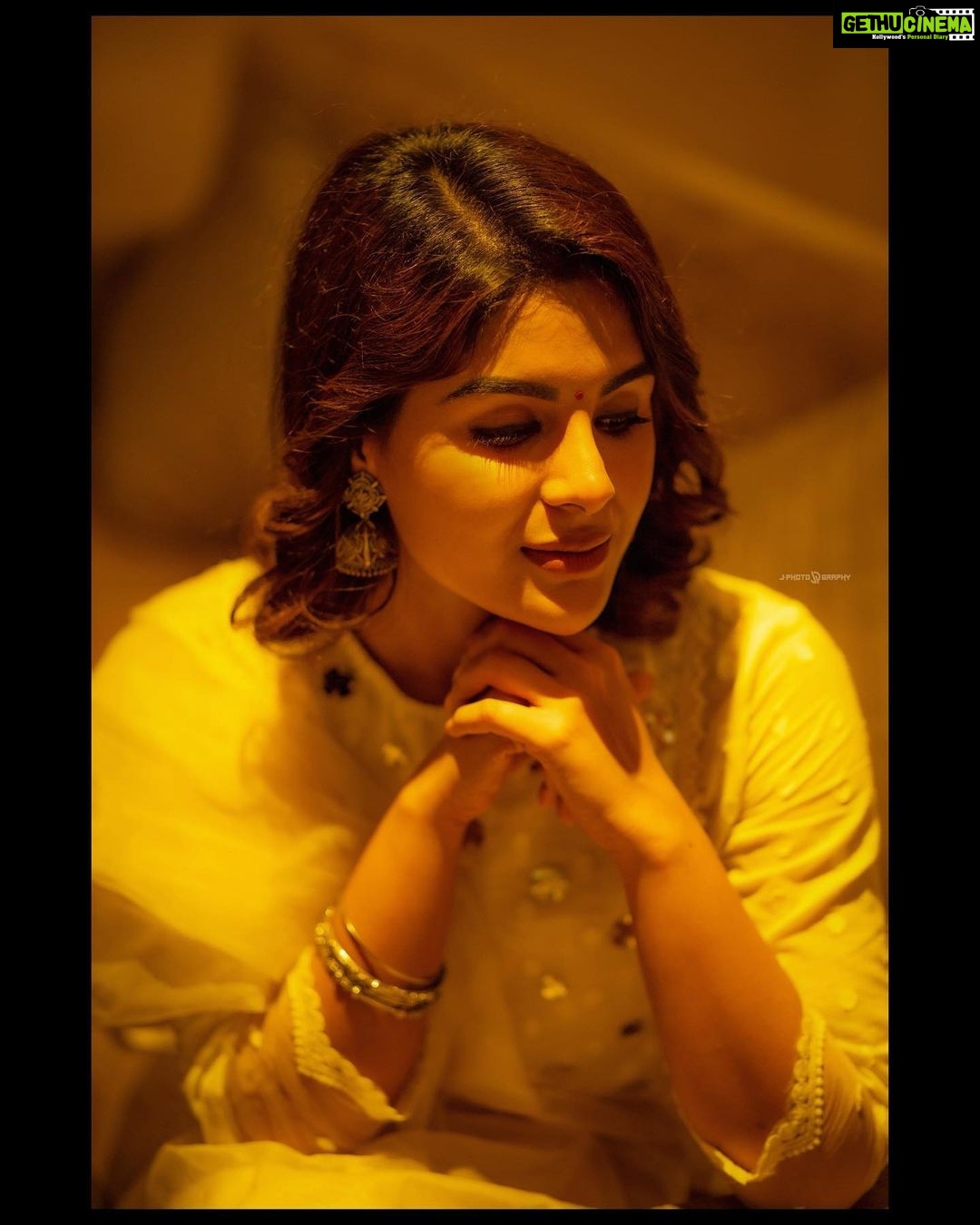 Samyuktha Menon Instagram - A Yelloads of Happiness 💛 Wearing @theloom.in Hair @suluhairstylist #loadsofhappiness #happiness #yellow #divine #samoninsta #instahappy #instadaily #instamood #instayellow PC @decibelhost_