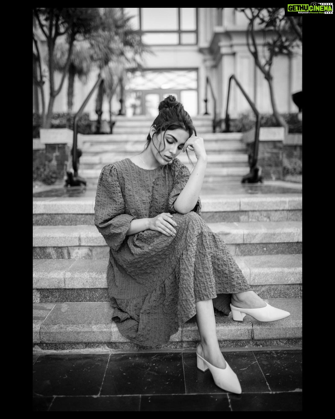 Samyuktha Menon Instagram - Introspection.Discovery.Clarity. It's all Black n White , Straight & Sorted once you bounce back from a fall. #blackandwhite #instablack #instawhite #discovery #introspection #calm #poised #peaceful #instadaily #instamood #samoninsta