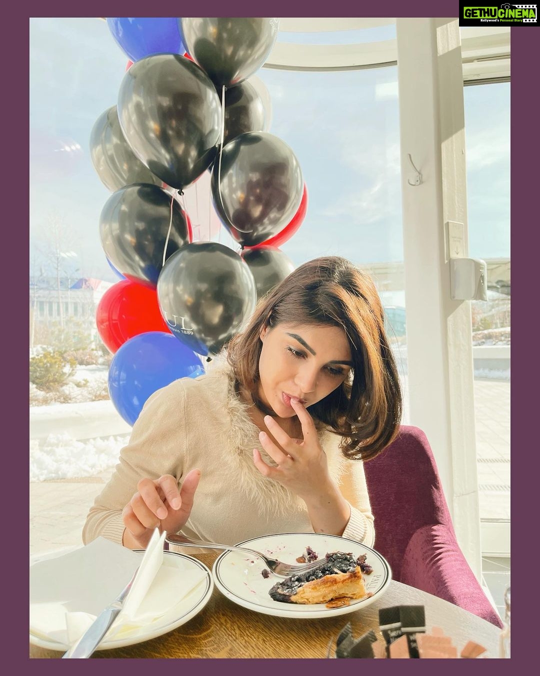 Samyuktha Menon Instagram - Thank you blueberry for the happiness 🫐 PC @vaibhavishandilya