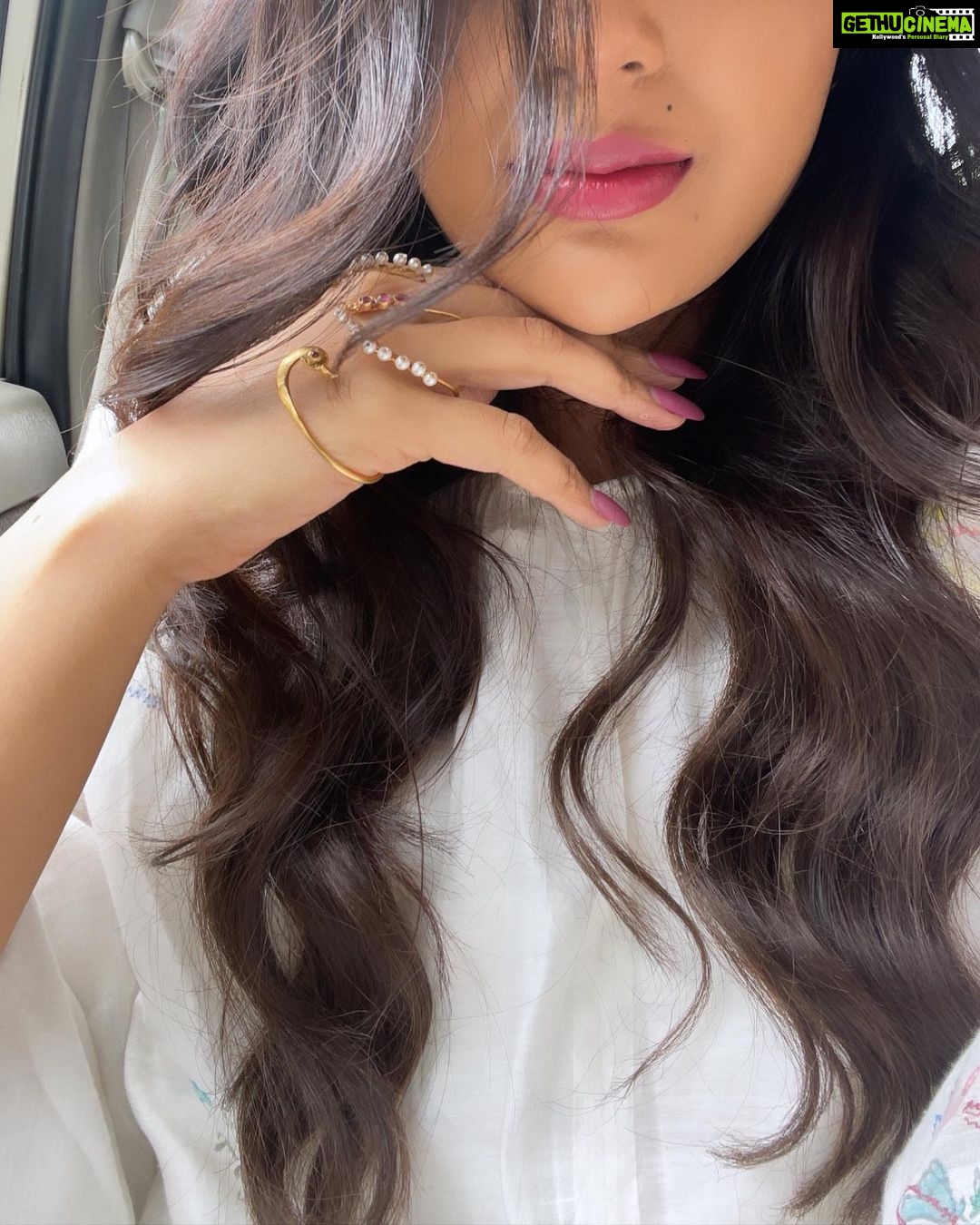 Samyuktha Menon Instagram - Selfieeee time ! Stuck in traffic , what do I do , hairflip , scrolling through the phone , indulging in some thoughts , then few selfies and #photodump 😎 @bhavyarameshjewelry I love your designs , its so me ❤️ @alpiboylla you always know what will I like and thank you @sandhya__sabbavarapu - the don , for saving me , @heeerachpalmua good heart good work @kanchijain_makeupartist I love the waves on my hair ❤️