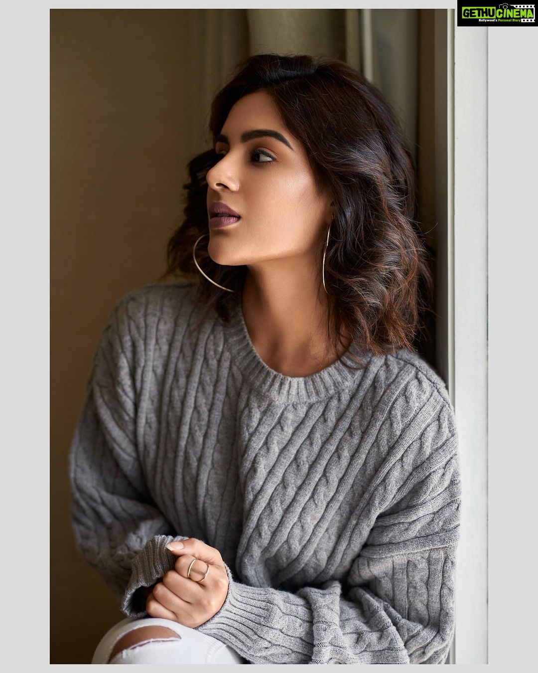 Samyuktha Menon Instagram - When the going gets tough .. take a pause ..breathe and Look right into the eyes of life. Nothing beats your own stare upon your reflections. #loveyourself #selflove #confidence #nothingisimpossible #lifejourney #mystory #smile #reflections My team @kalyanyasaswi @nehaavchander @sandhya__sabbavarapu