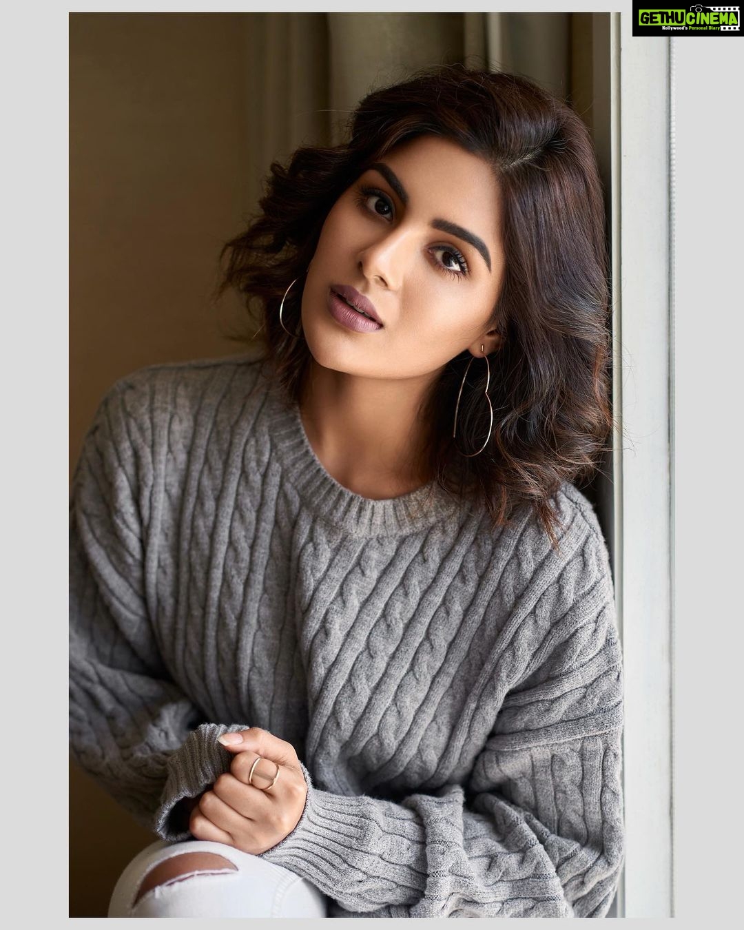 Samyuktha Menon Instagram - When the going gets tough .. take a pause ..breathe and Look right into the eyes of life. Nothing beats your own stare upon your reflections. #loveyourself #selflove #confidence #nothingisimpossible #lifejourney #mystory #smile #reflections My team @kalyanyasaswi @nehaavchander @sandhya__sabbavarapu