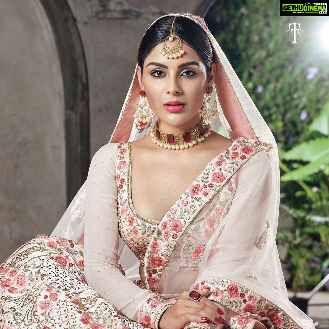 Samyuktha Menon Instagram - Happy to be associating with a brand which has a tradition of over 80 years, @ttdevassy ✨. Purity and tradition is now back in #vogue. Production house : Mindmine Films Director: Sivakumar PA Photography : @tijojohnphotography Jewellery: @ttdevassy jewellery Makeup: @jijeeshmakeupartist Media Relations (Samyuktha) : @fashionmongerachu