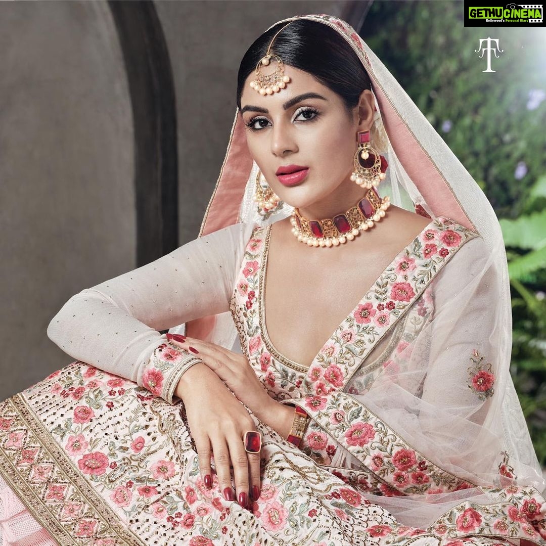 Samyuktha Menon Instagram - Happy to be associating with a brand which has a tradition of over 80 years, @ttdevassy ✨. Purity and tradition is now back in #vogue. Production house : Mindmine Films Director: Sivakumar PA Photography : @tijojohnphotography Jewellery: @ttdevassy jewellery Makeup: @jijeeshmakeupartist Media Relations (Samyuktha) : @fashionmongerachu