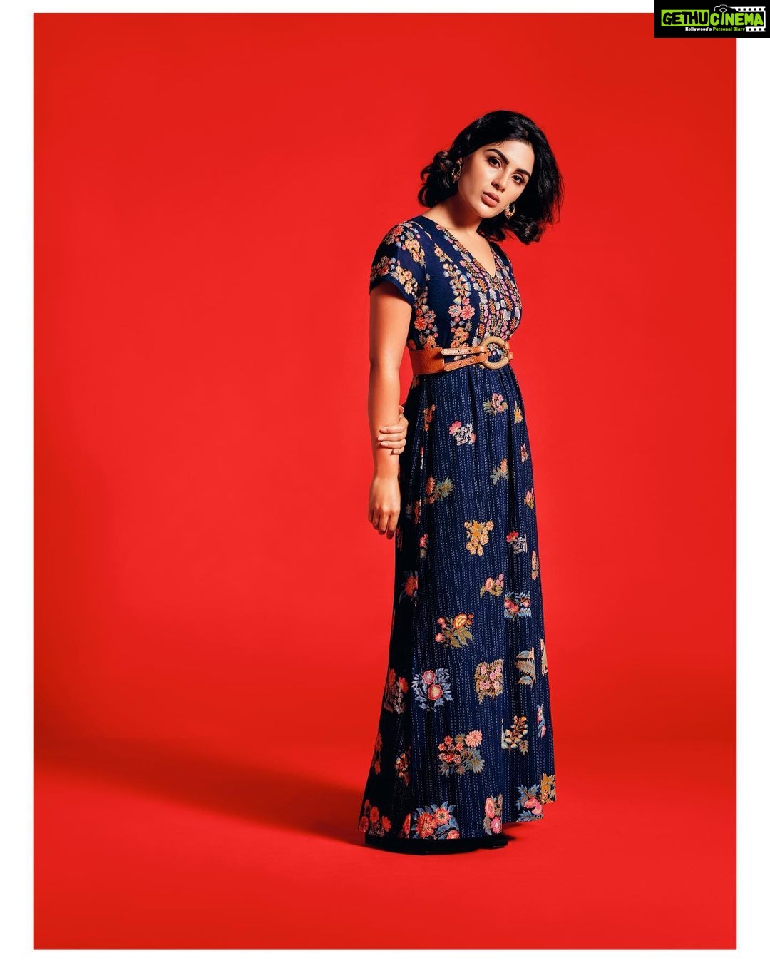 Samyuktha Menon Instagram - Excited ! Looking forward for the wonderful days ahead. Totally grateful for all that is in store for me and I can’t wait to share it with you all . Thank you so much for the love and support. I wish you all a Happy New Year . May you all be blessed with immense joy and eternal love . Photographed by @tijojohnphotography Makeup done by @jeenastudio Wearing @labelritukumar @fashionmongerachu Made this happen
