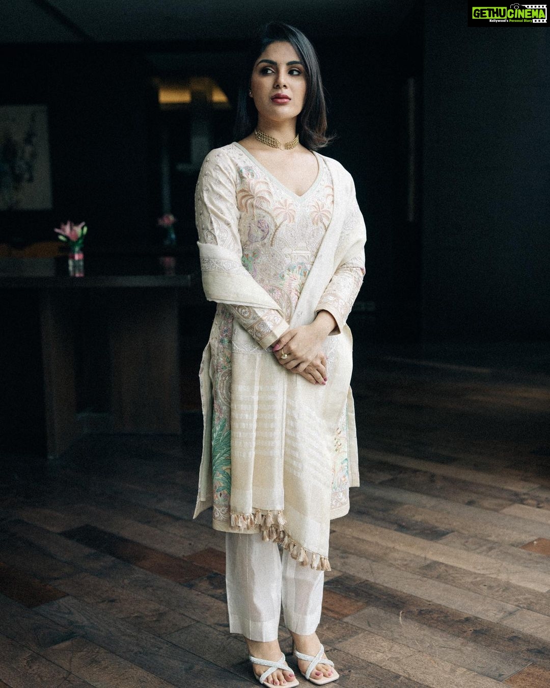 Samyuktha Menon Instagram - A tasteful off-white like if Time had a colour to it ✨ Photography - @pranav.foto Outfit - @shantibanaras @elevate_promotions Choker - @therover Stylist - @sandhya__sabbavarapu Styling team - @team_sandhya MUA - @tokala.ravi #bimbisarapromotions #photoshoot #instawhite #fortheloveofwhite