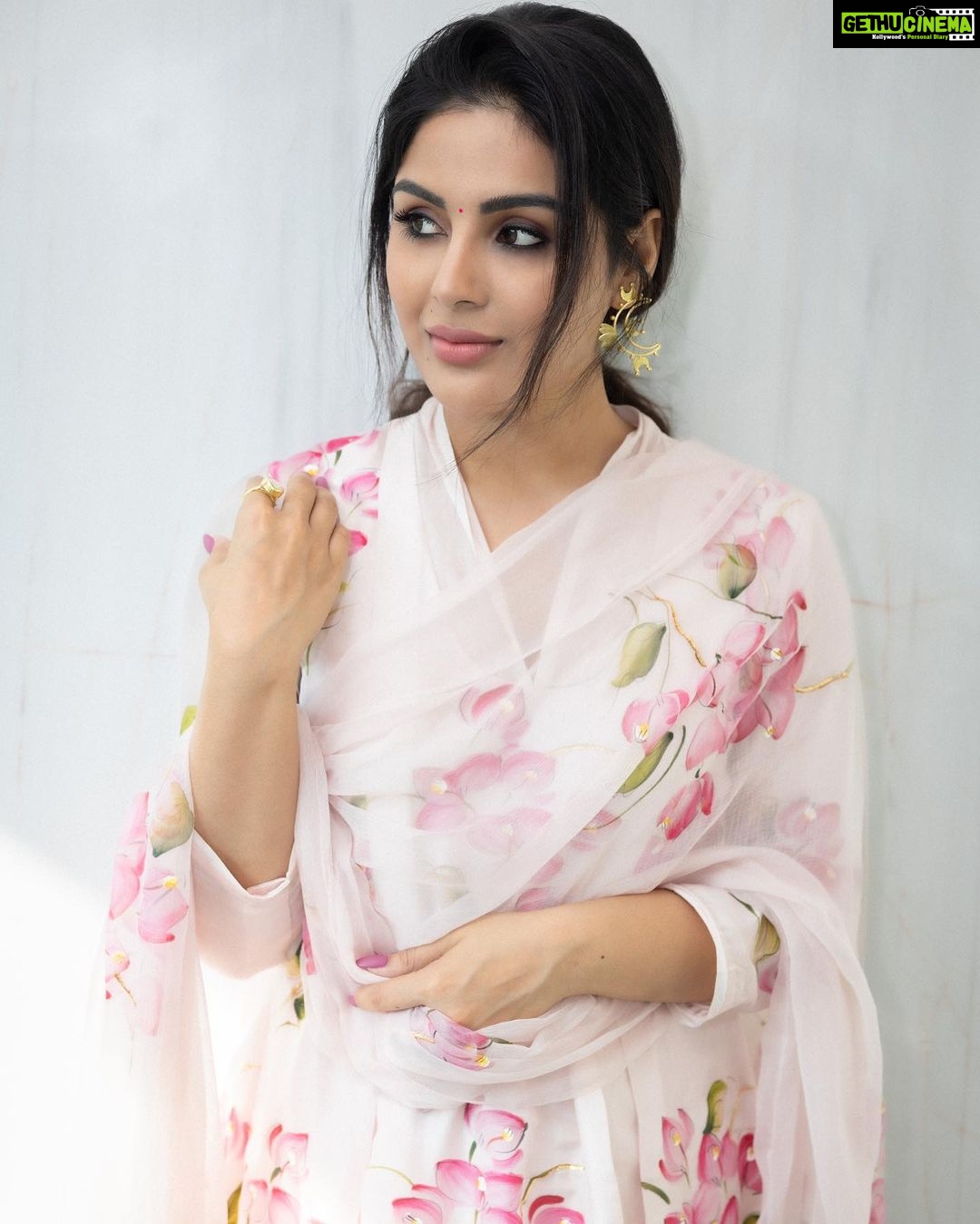 Samyuktha Menon Instagram - Blooming Wild ✨🦋 Photography - @pranav.foto Outfit - @picchika Earrings - @therover Stylist - @sandhya__sabbavarapu @team_sandhya MUA - @tokala.ravi #bloom #floral #ootd #instaoutfit #instamood