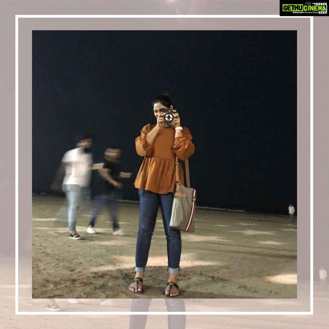 Samyuktha Menon Instagram - Yeh hai Mumbai Meri Jaan Mumbai and me share a great love story. Mumbai does that. It serenades you like no other. I have a long bonding with the city even when I had not come here. The city's Marine Drive, the Gateway, the beaches, and those gazillion stories glorified and celebrated in literature and cinema all through many generations. Mumbai is magical. It continues to enthrall and surprise. It welcomes and embraces warmly, snugs me with a feeling of belongingness. . . The starry nights of tinsel town. Of cinema and arclights. The glitz and grandeur of dreams. Of hope. Of a brighter sunshine. Of life and love. Of that little space in that vast universe. Of that infinite optimism and radiant energy. Mumbai, you always make me feel your own. . . See you soon my Mumbai. Soon I will call you home. Juhu Beach