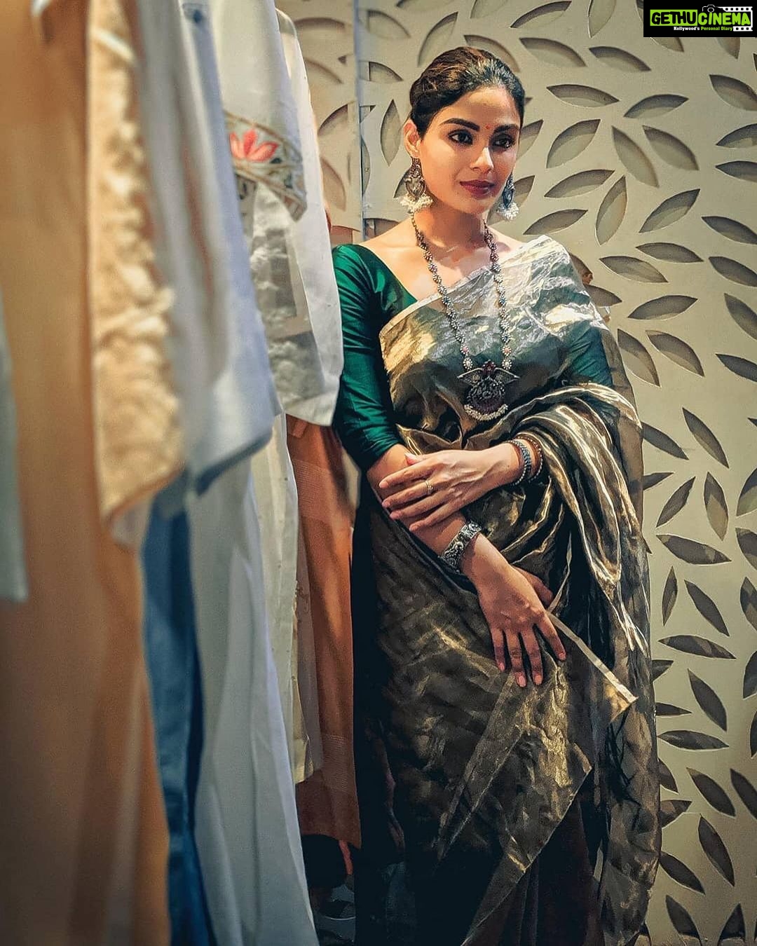 Samyuktha Menon Instagram - That's the thing with handmade items. They still have the person's mark on them, and when you hold them, you feel less alone. Wearing Banarasi Silk #gauravjaigupta #WorldOfWeaves #Weaversvillage #Tvm #DesignerGauravGupta #AkaaroBrand #Savetheloom @vummidianjaneyullu @akaaro Jwelry : #Vummidi Anjaneyullu jewelers (VAJ) Antique pure Silver jwelry .Now available in Kerala only at Weaversvillage @worldofweaves.stl Weavers village