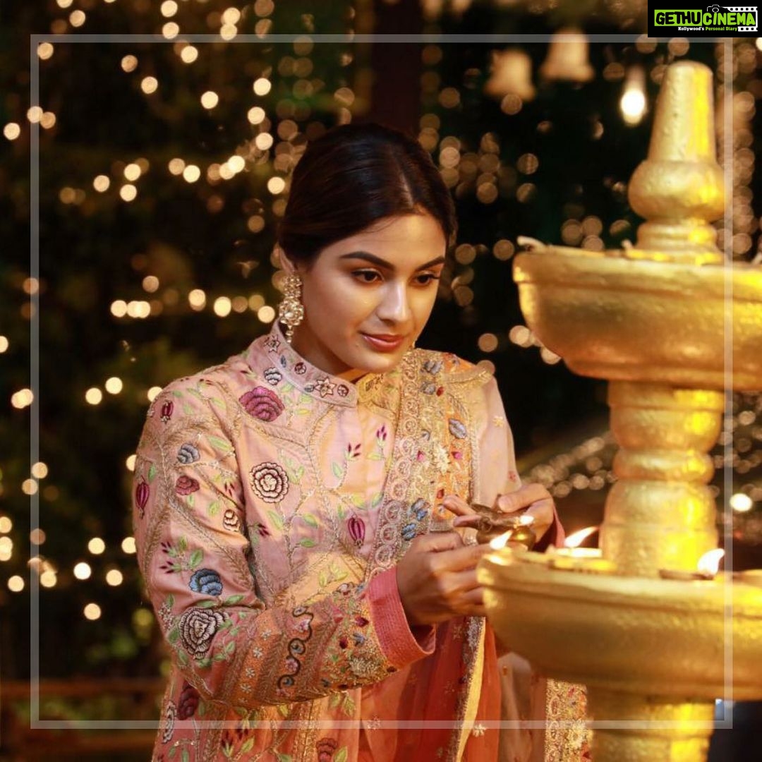 Samyuktha Menon Instagram - Some evenings are beautiful than the rest, they are special for the occasion it celebrates. To be part of the official festive celebrations at the Kalyan family residence in Thrissur was one such, amongst the august gathering that included @srbachchan sir, @perumbavurjayaram sir, @actorvijaysethupathi @tovinothomas @neeraj_madhav @reba_john The warmth, love and attention of all family members of #kalyan surely tends to make it a memorable experience for a long long time. This sure will be one of my cherished ocassions. Best wishes of the season to all. @kalyanjewellers_official #kalyanjewellers #festive #dusshera #diwali2019 #celebrations #party #auspiciousocassions