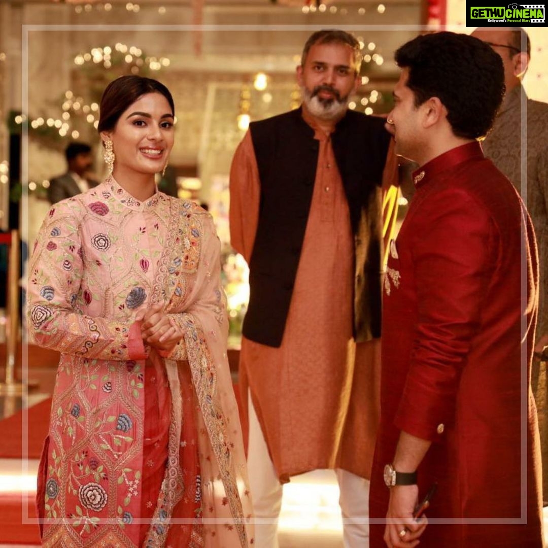 Samyuktha Menon Instagram - Some evenings are beautiful than the rest, they are special for the occasion it celebrates. To be part of the official festive celebrations at the Kalyan family residence in Thrissur was one such, amongst the august gathering that included @srbachchan sir, @perumbavurjayaram sir, @actorvijaysethupathi @tovinothomas @neeraj_madhav @reba_john The warmth, love and attention of all family members of #kalyan surely tends to make it a memorable experience for a long long time. This sure will be one of my cherished ocassions. Best wishes of the season to all. @kalyanjewellers_official #kalyanjewellers #festive #dusshera #diwali2019 #celebrations #party #auspiciousocassions
