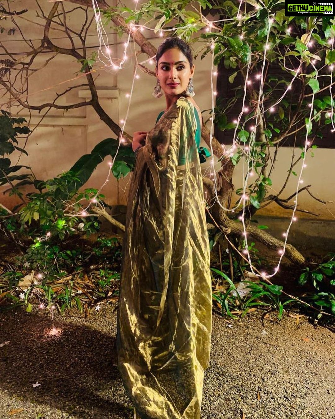 Samyuktha Menon Instagram - That's the thing with handmade items. They still have the person's mark on them, and when you hold them, you feel less alone. Wearing Banarasi Silk #gauravjaigupta #WorldOfWeaves #Weaversvillage #Tvm #DesignerGauravGupta #AkaaroBrand #Savetheloom @vummidianjaneyullu @akaaro Jwelry : #Vummidi Anjaneyullu jewelers (VAJ) Antique pure Silver jwelry .Now available in Kerala only at Weaversvillage @worldofweaves.stl Weavers village