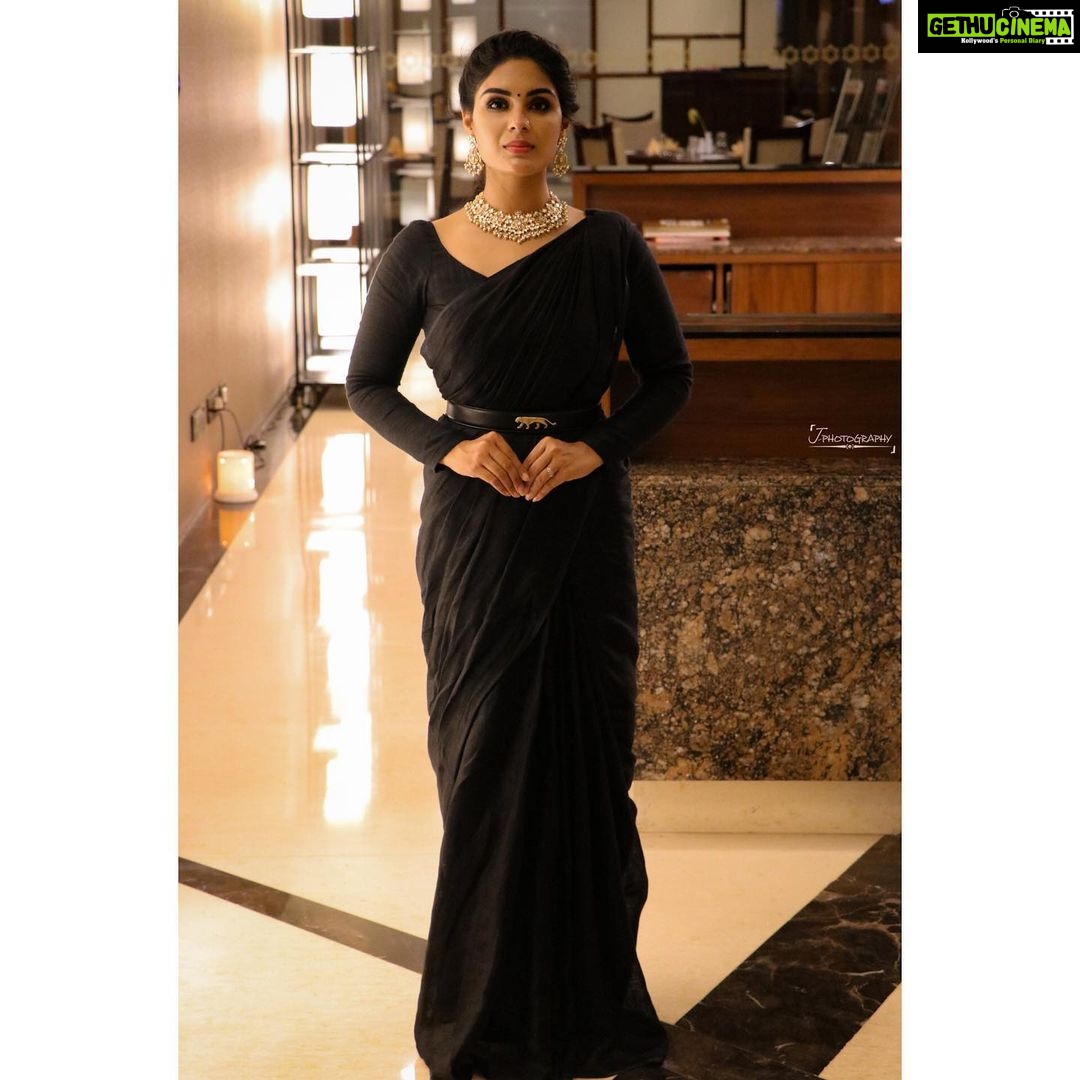 Samyuktha Menon Instagram - The poetic black 🖤 Saree @paroscouture Belt @sabyasachiofficial Accessories @mspinkpantherjewel Hair @sajithandsujith PC @_decibelhost_