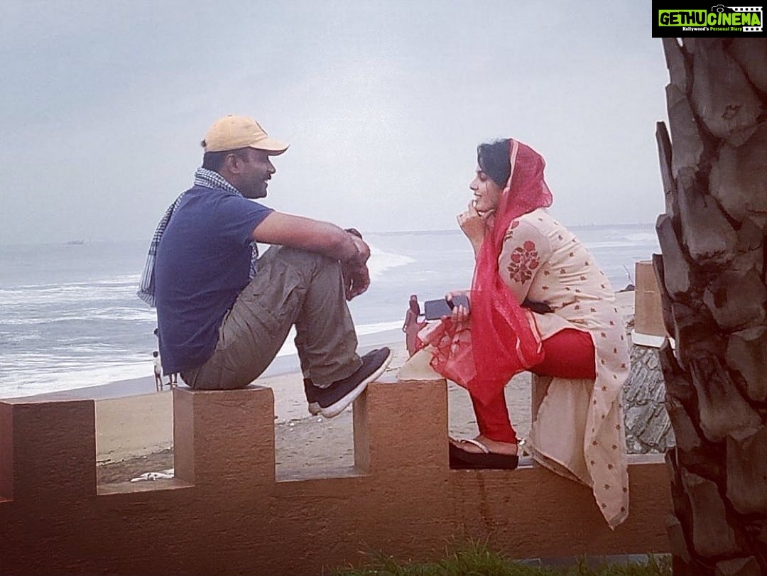 Samyuktha Menon Instagram - Our’s very own sinuchettan ❤️ cameraman.. from all the stories I have heard from the people of starring pournami I wanted to work with you . It happened in #edakkadbattalion06 . Waiting for our very own very very very own next 🌏 #betweentheshoot @sinu_sidharth