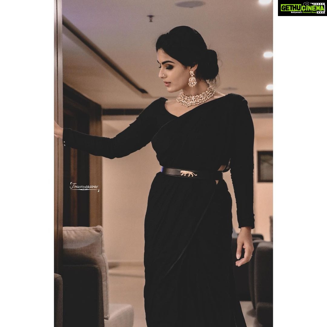 Samyuktha Menon Instagram - The poetic black 🖤 Saree @paroscouture Belt @sabyasachiofficial Accessories @mspinkpantherjewel Hair @sajithandsujith PC @_decibelhost_