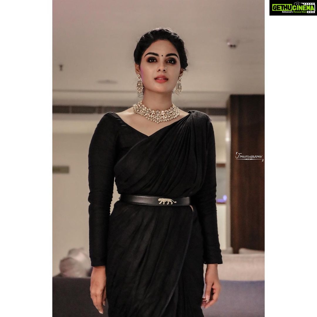 Samyuktha Menon Instagram - The poetic black 🖤 Saree @paroscouture Belt @sabyasachiofficial Accessories @mspinkpantherjewel Hair @sajithandsujith PC @_decibelhost_