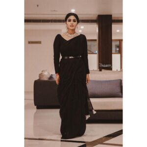 Samyuktha Menon Instagram - The poetic black 🖤 Saree @paroscouture Belt @sabyasachiofficial Accessories @mspinkpantherjewel Hair @sajithandsujith PC @_decibelhost_