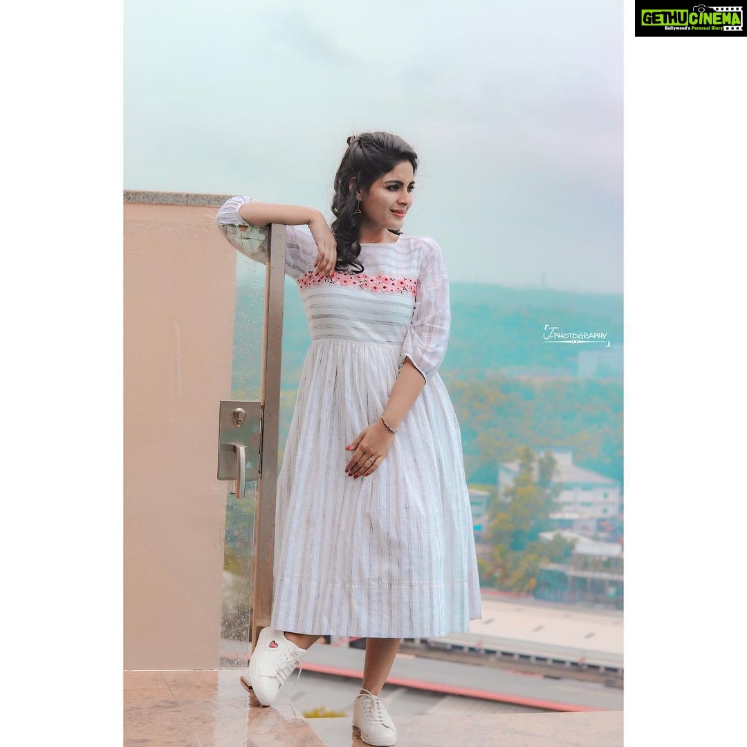 Samyuktha Menon Instagram - Nothing will work , unless you do 😊 In a @thunnal 👟 @armani Hair @femy_antony PC @vishnunelladu and @_decibelhost_ #kalki promotions