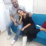 Samyuktha Menon Instagram - Now this is 😂🙈 Broken leg and photoshoot. Thank you so much @sreekanth_kalarickal @unnips @amrutha_c_r and everyone in the team for all the care . I had a wonderful cover shoot Nd the credit goes to the entire team. Here is this picture with @fashionmongerachu who visited us , just like that 😂😂